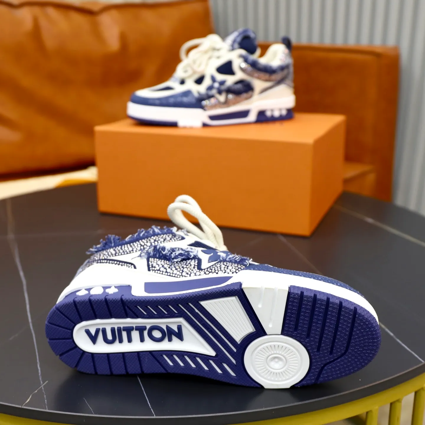 Ex-factory price: 860💰LV Couple👫Louis Vuitton TRAINER sneakers classic Louis Vuitton men's artistic director Virgil Abloh picked inspiration to create this LV Trainer sneaker. Yingze crystal inlays present a colorful effect. VS can be matched with two gorgeous effect colors. The LV letter logo badge on the tongue is gorgeous and noble. The LV letter is decorated on the side. The outsole is decorated with a Monogram flower pattern. It shows the trend of elegance and nobility! Men's and women's models: 35-46